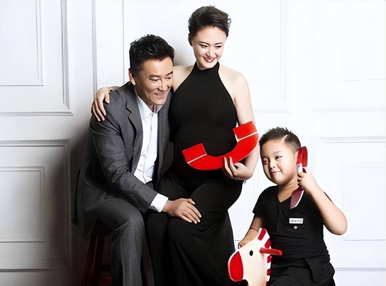 演员朱墨:嫁大16岁刘小锋,婚后生下两个儿子,一家四口其乐融融_表演