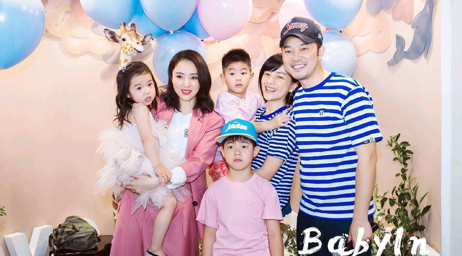 董璇女儿晒练舞近照,与小宝宝合照小动作超暖心,腿上疤痕令人心疼