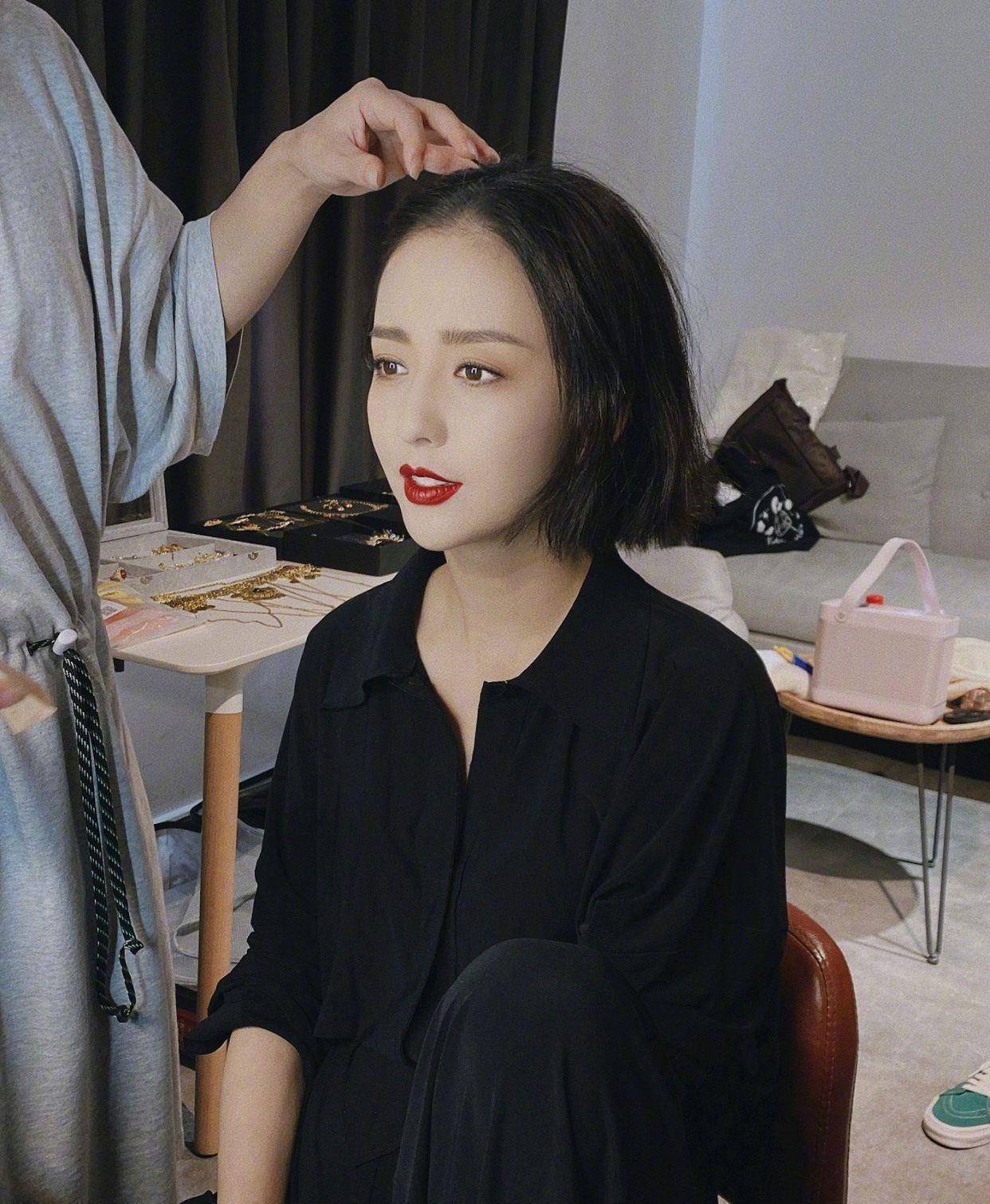 佟丽娅穿黑色小皮裙亮相金鸡奖,短发小蛮腰御姐范儿十足,确定只有37岁