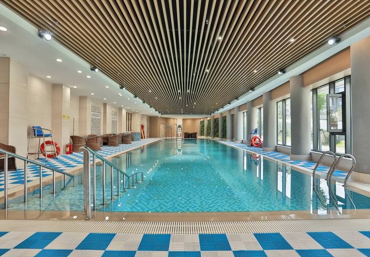 健身室,音像室,图书室等各类活动室,25米标准泳道的游泳池,打造个人