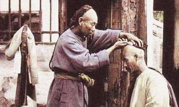 剃光前面头发,留下辣眼的辫子头,清朝为何会选择这么丑的发型?