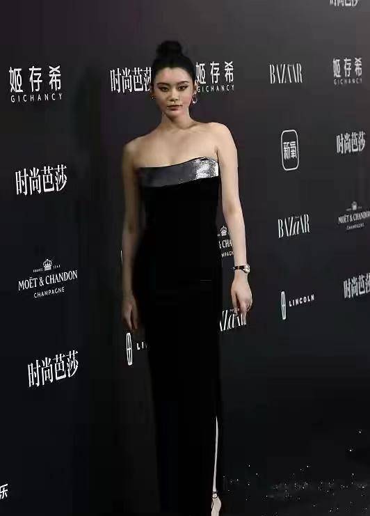 奚梦瑶也拼过实力,怀有二胎依旧可以秀超模身材,时尚驾驭实力可真的是