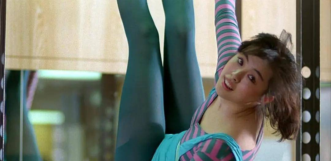 由于长相清纯,王祖贤被圈内有意培养为下一代的青春玉女偶像.