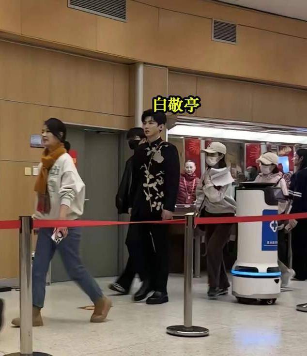 穿着这件黑色西装,白敬亭在春晚后台昂首阔步,前后都有众多工作人员