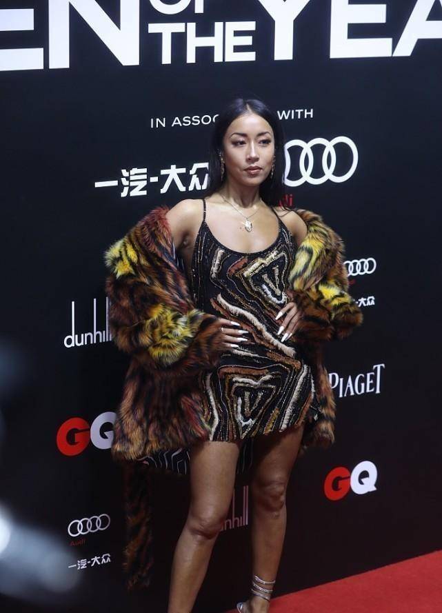 吉克隽逸真是黑皮辣妹,穿孔雀蓝吊带裙好灵动,满满的"夜店风"_连衣裙