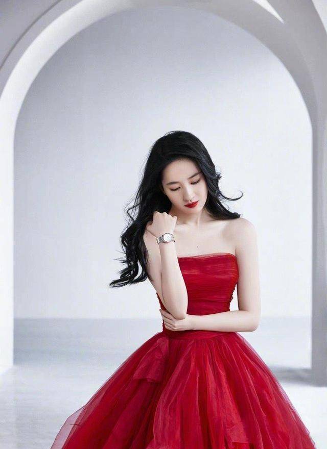34岁的刘亦菲真美,一袭薄纱大红裙飘飘欲仙,气质是真绝_造型_视觉