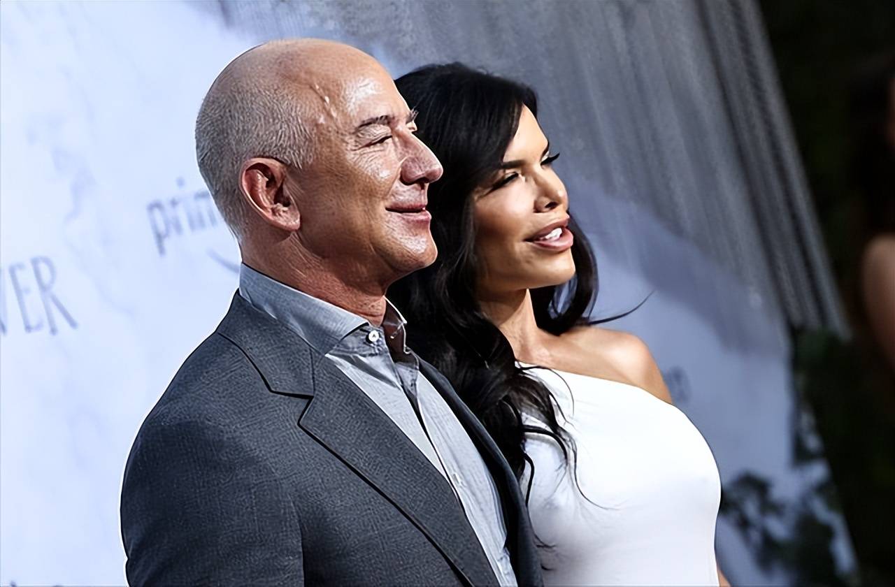 美国富豪贝索斯又套现几百亿,买游艇造太空飞船,花几千亿离婚_亚马逊