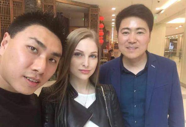 梅爱偲:高考失利后出国,娶乌克兰18岁美女,住上了3000平豪宅_工作