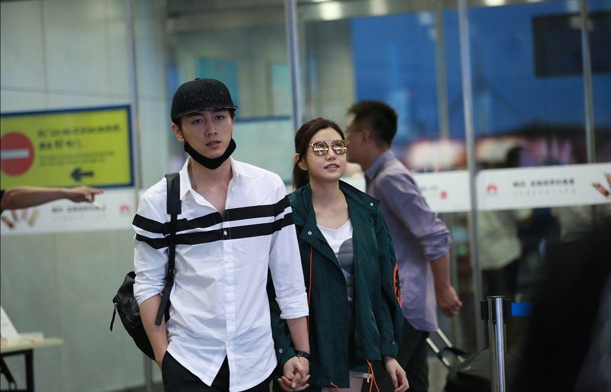 40岁陈妍希罕见与老公走机场,穿搭休闲时髦,小4岁的他像小年轻_显得