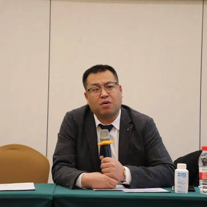 每组述职结束,李明海和苏诚斌对管培生们的汇报表现进行现场点评,充分