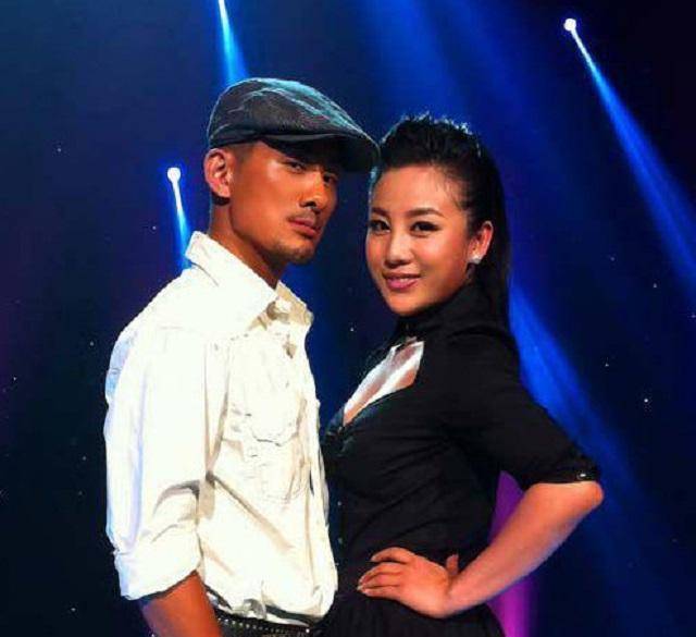 甚至有人说阿宝已经"去世",其实人家好着呢,而且还娶了一个比自己小了