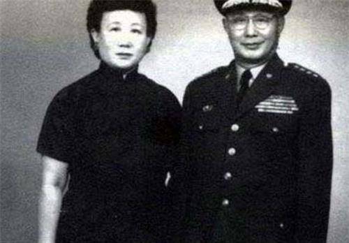 阎锡山是家里的独子,因此家里的长辈一直给他施压,让他再纳一个小妾