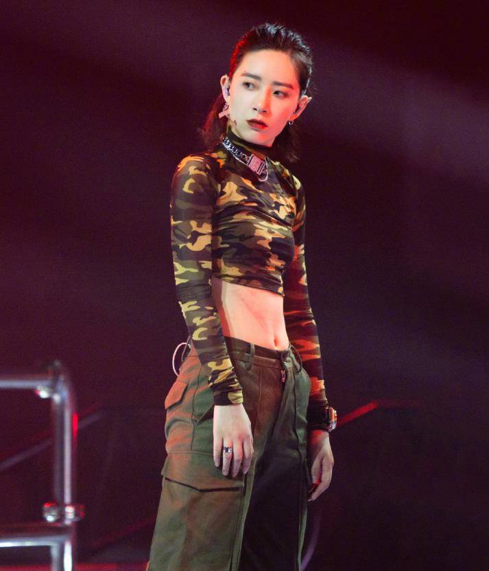 不肯用脸和身材的李斯丹妮,穿裙子到底有多美?