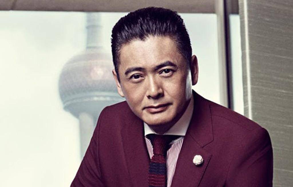 65岁周润发爱跑步,头发全白但精神焕发,和外国小朋友亲密合影_自律