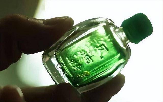 男性睡前把"风油精"滴进肚脐内,一段时间后,身体会收获什么?