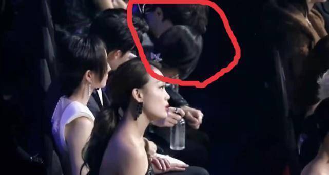 谭松韵长痘都这么美,头戴麋鹿角出镜,是圣诞小可爱没错了_痘痘_网友