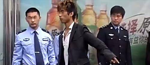 山西17岁少年"看中"45岁御姐,深更半夜前往其住所,酿成大祸_谢峰_钟