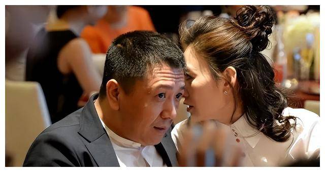 14岁登上春晚,4次改名无果,男友斥巨资娶李小冉,她默默成全.