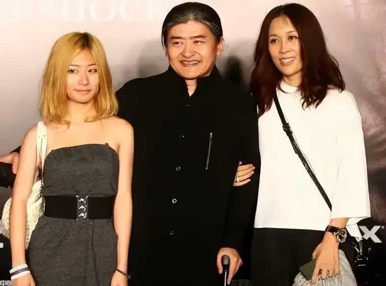 刘欢父女罕见同框,1个小细节,暴露了那英与其关系"不一般"_胳膊_女儿