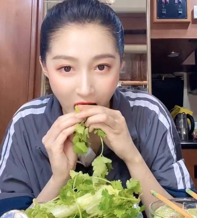 关晓彤转型做"吃播"?