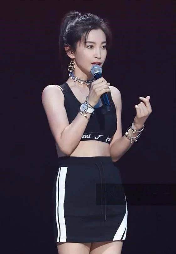 李冰冰露脐衫搭短裙显身材,但这个年龄段还是俞飞鸿打扮有气质_裙子