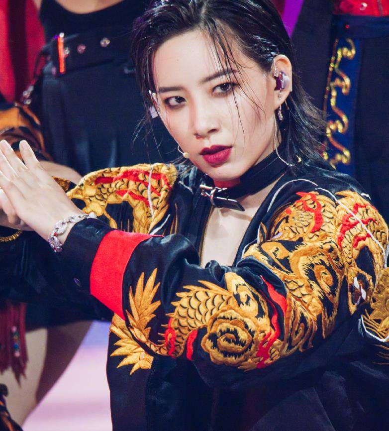 不肯用脸和身材的李斯丹妮,穿裙子到底有多美?