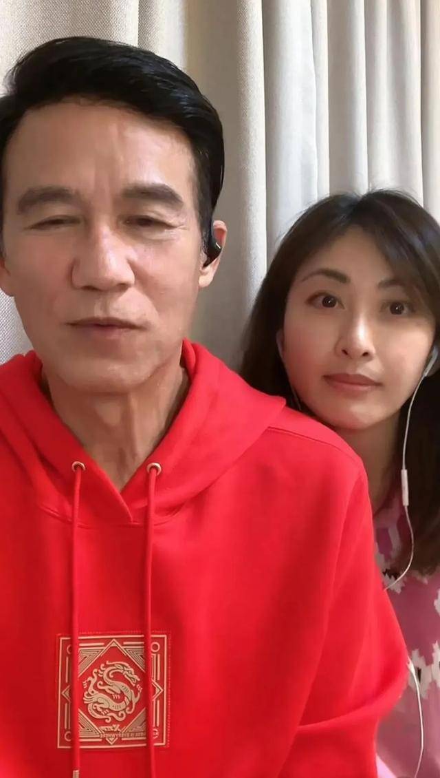 4位港星在内地过年:有人比岳父显老,有人带娇妻直播还怒怼网友_汤镇业