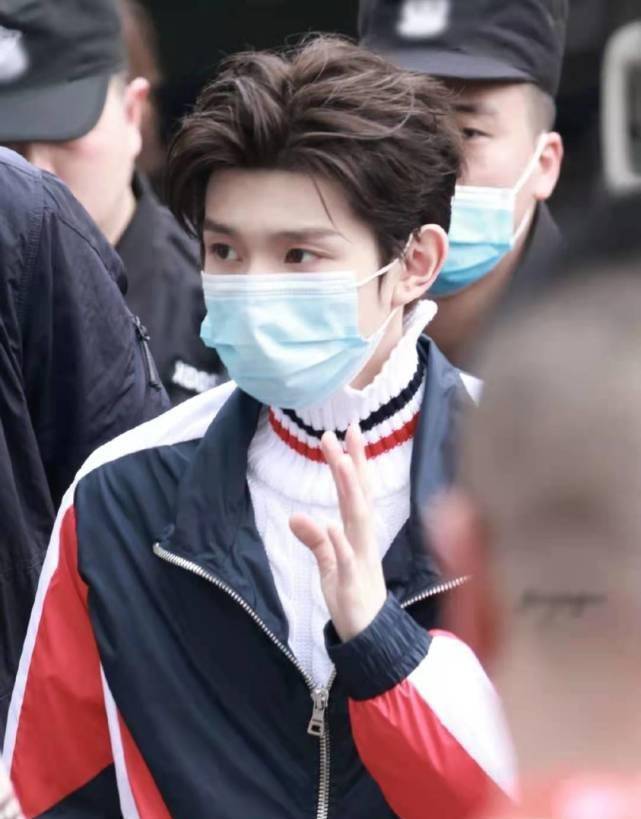 王源录制节目粉丝疯狂应援,女友粉举牌:王源老婆我最配_网友_照片