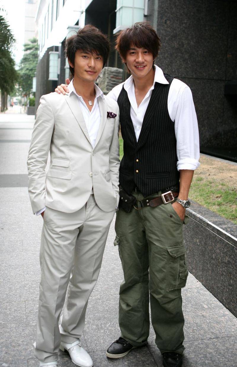 黄晓明和何润东两个人曾经的关系好得不得了,后来他们还一起合作过