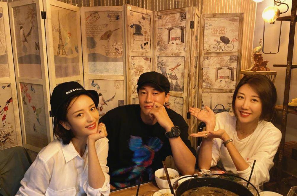 佟丽娅回应牵手帅哥:去朋友饭店捧场.