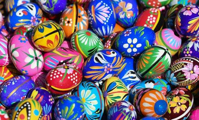 中国京剧往人脸上画,美国人过复活节在鸡蛋上画,这是为什么?