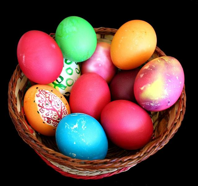 中国京剧往人脸上画,美国人过复活节在鸡蛋上画,这是为什么?