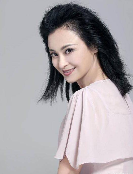 如今王璐瑶已经是50岁了,前不久在社交平台发表了照片,照片中的王璐瑶