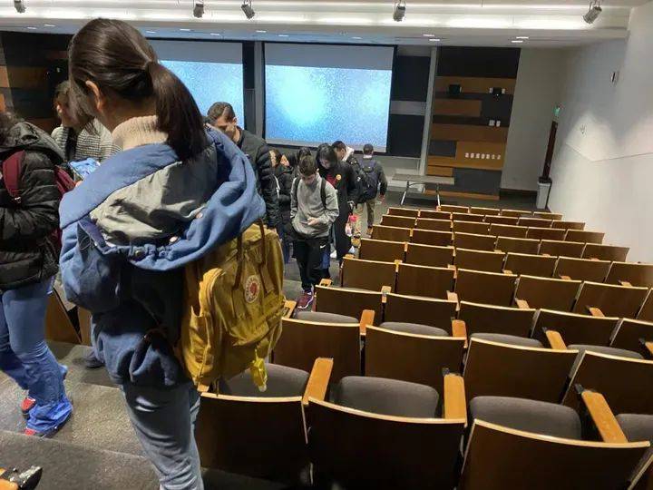 静谧孤寂的深夜里,空荡荡的一百三十平米的公寓中只剩下我孤身一人.