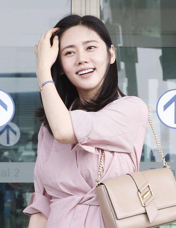 秋瓷炫太低估自己身材了,粉色衬衫裙清纯减龄,腰臀比真的惊艳了_进行