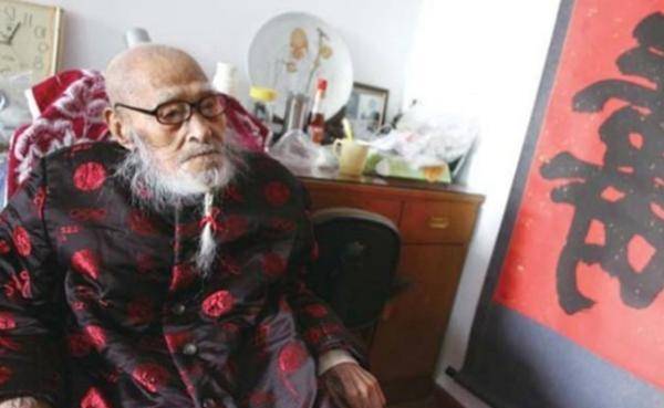 他就是山东烟台最长寿的老人杨明运,出生在1897年的他历经了时代沧桑