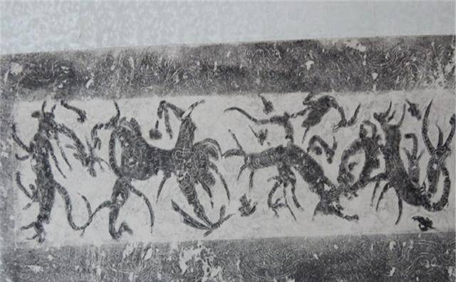 各种人物尽情表演,突然舞台上出现两只鸡_齐鲁_画像石_汉代