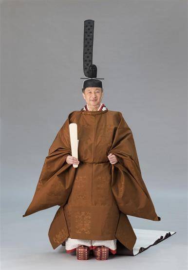 黄栌染御袍是使用范围也被西洋式燕尾服取代,只是即位礼紫宸殿之仪