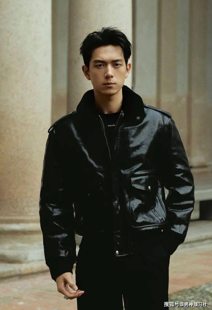 比如说宋威龙选的皮衣还是蛮松软的,能让他看上去更慵懒一些.