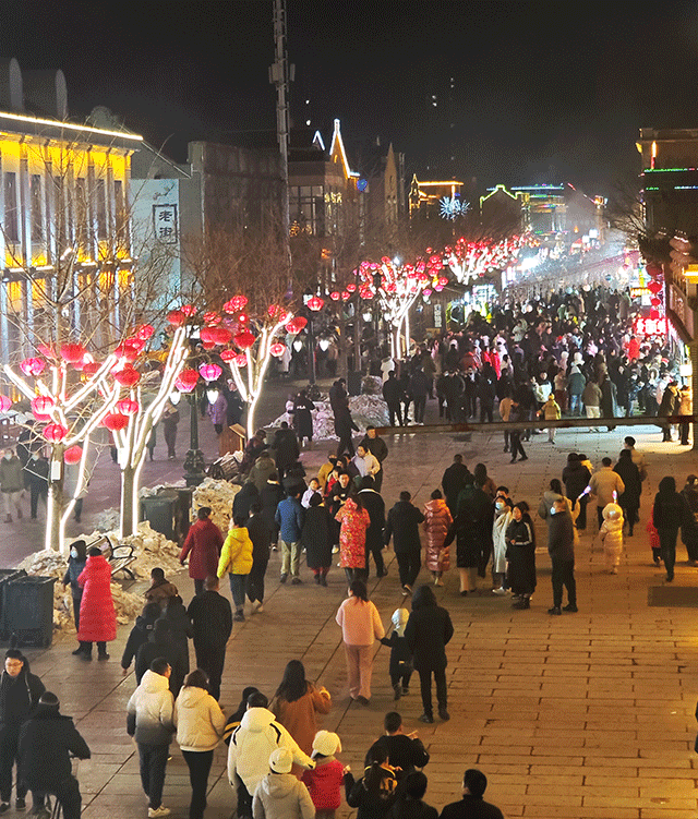 假期重点景区中,鲅鱼圈区万隆广场接待游客21万人次;大石桥市蟠龙山