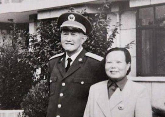 洪学智看中一个女兵,对方嫌他是麻子脸,二哥见多识