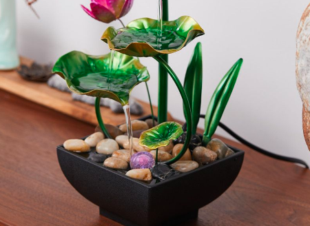 如盆栽,花卉等,不仅可以美化环境,还能带来清新的空气和愉悦的心情