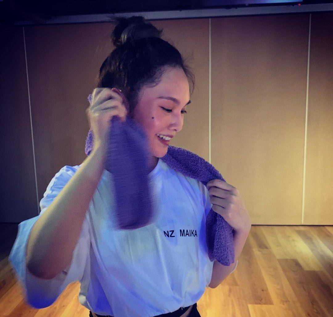 杨丞琳晒照,鞋子看着好不合脚,像是偷穿李荣浩的_画展_因为_造型