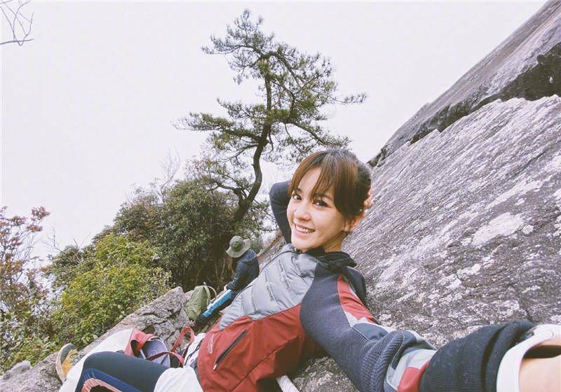 陈意涵一家三口逛公园,儿子呆萌可爱丈夫却苍老了许多.