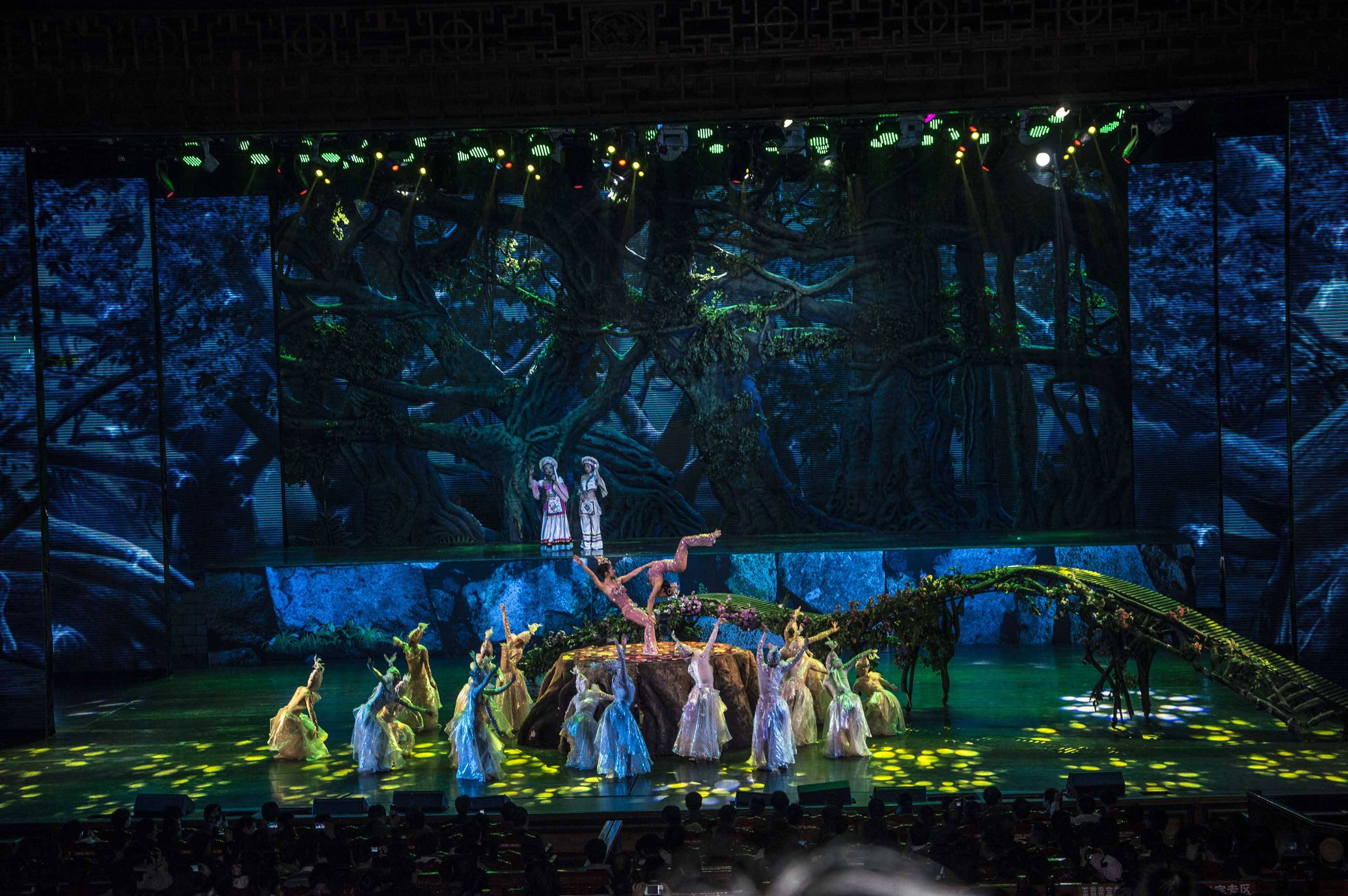 晚上:观赏张家界最大的民族大戏《魅力湘西》(冯小刚导演 刘欢担任