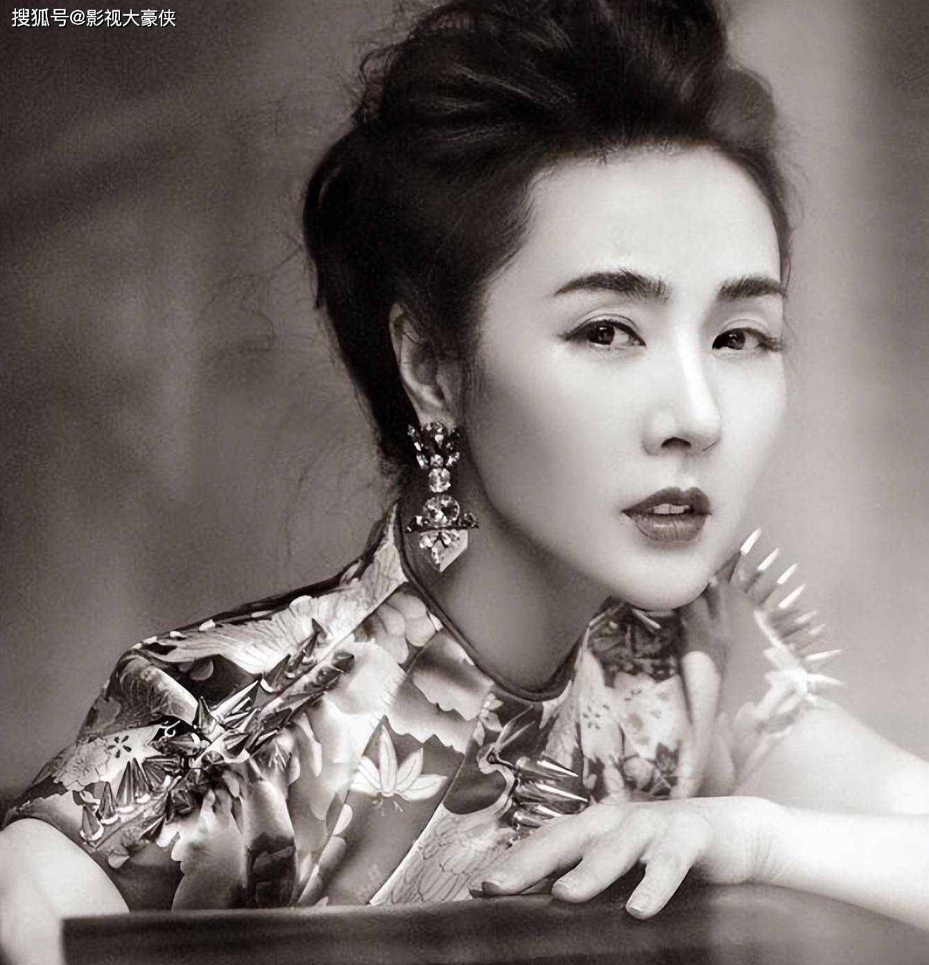 她曾"一脱成名",敢掌掴陈宝国,演技盖过章子怡,50岁还没对象_姜宏波