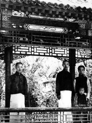 载沣和他的三个儿子在醇王府花园.左起:载沣,溥仪,溥杰,溥任.