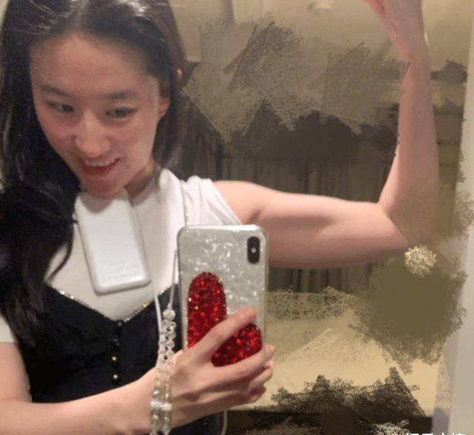 刘亦菲腹肌照被热传后,33岁杨幂也秀美照,粉丝激动不已_身材_健身_花
