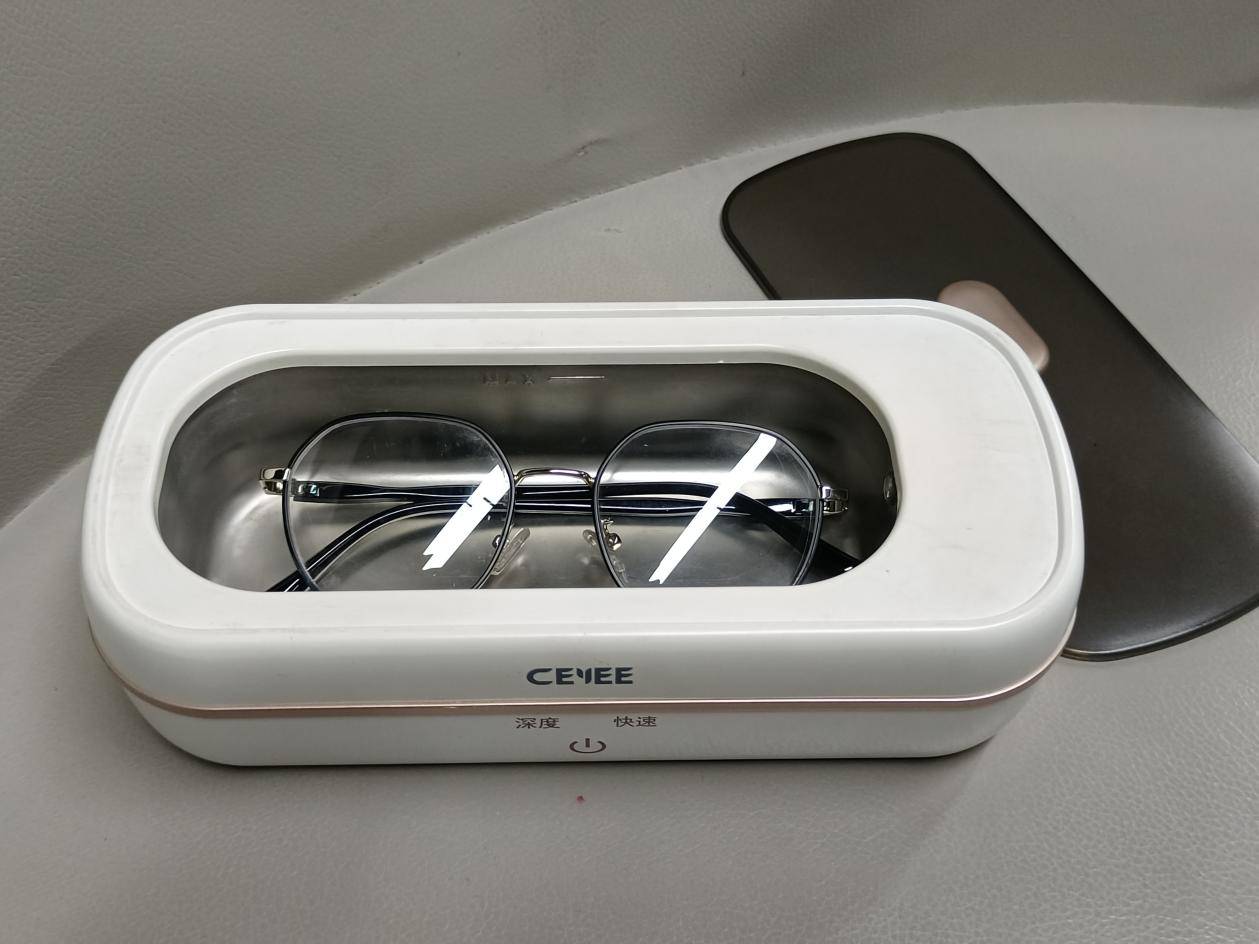 使用清洗过眼镜之后,清洗效果很显著,清洗完的眼镜肉眼可见的干净