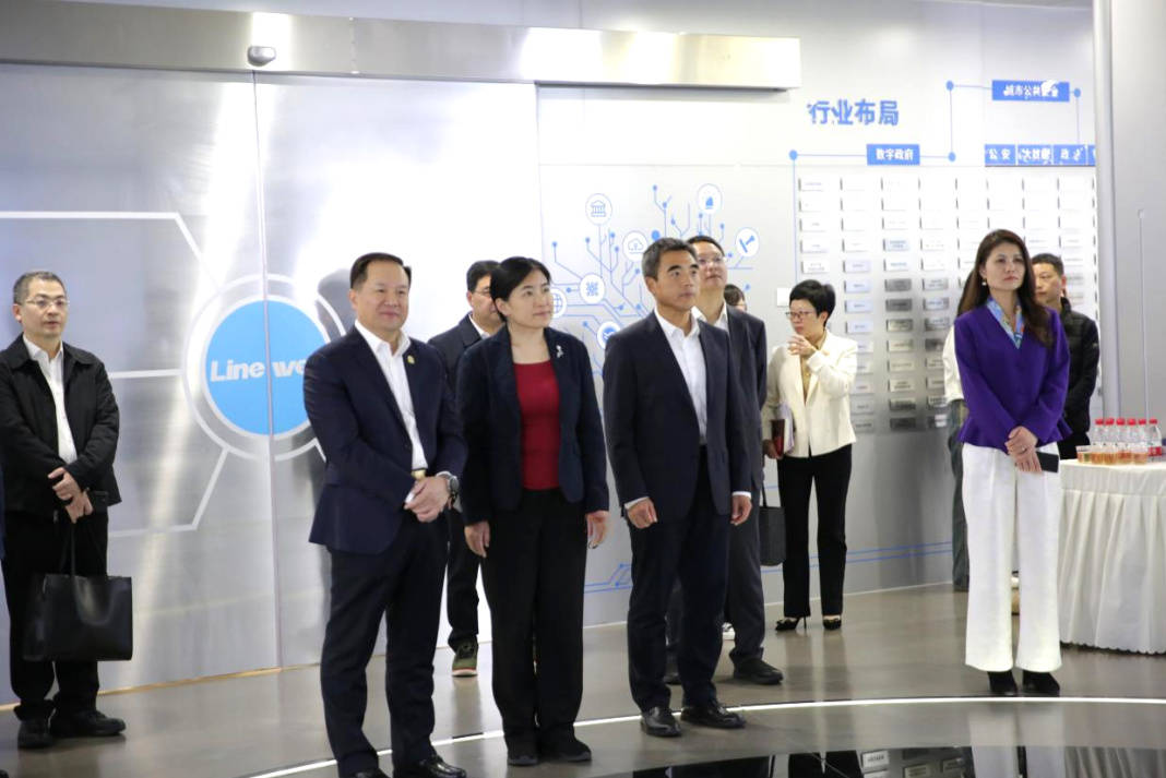 座谈会上,吴志雄董事长对国家发改委民营经济发展局对南威软件集团的